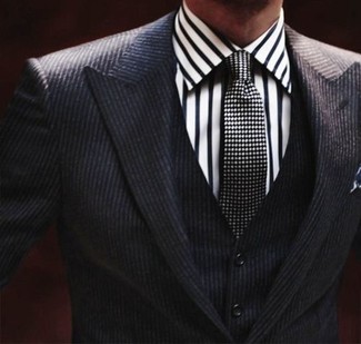 Schwarze und weiße gepunktete Krawatte kombinieren – 130 Herren Outfits: Kombinieren Sie einen dunkelgrauen vertikal gestreiften Dreiteiler mit einer schwarzen und weißen gepunkteten Krawatte für eine klassischen und verfeinerte Silhouette.