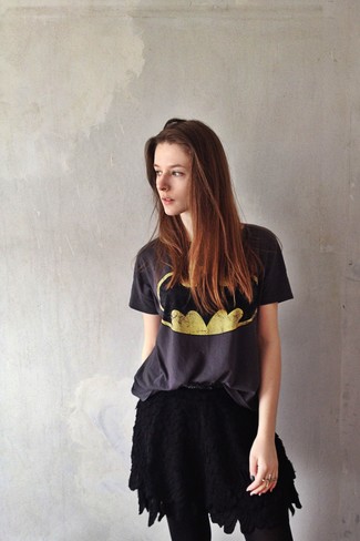 dunkelgraues bedrucktes T-Shirt mit einem Rundhalsausschnitt von Ann Demeulemeester