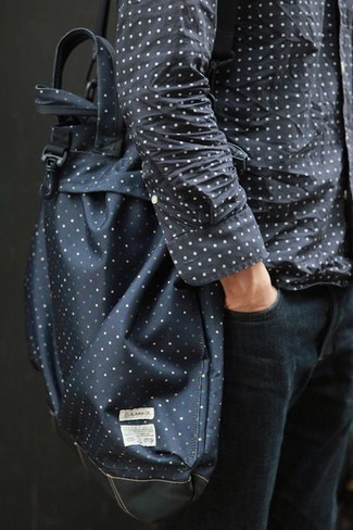 Dunkelblaue Shopper Tasche aus Leder kombinieren – 33 Herren Outfits: Ein dunkelgraues gepunktetes Langarmhemd und eine dunkelblaue Shopper Tasche aus Leder sind eine kluge Outfit-Formel für Ihre Sammlung.