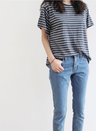 Wie Jeans mit T-Shirts mit einem Rundhalsausschnitt zu kombinieren – 220 Sommer Damen Outfits: Kombinieren Sie ein T-Shirt mit einem Rundhalsausschnitt mit Jeans, um einen ultralässigen, aber dennoch glamurösen Look zu erreichen. Dieses Outfit  ist für den Sommer einfach toll.