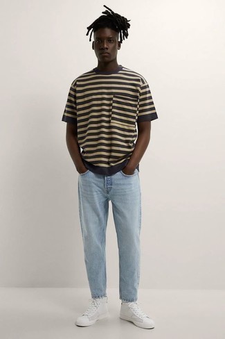 dunkelgraues horizontal gestreiftes T-Shirt mit einem Rundhalsausschnitt, hellblaue Jeans, weiße hohe Sneakers aus Leder für Herren