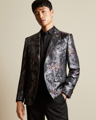 30 Jährige: Schwarze Anzughose kombinieren – 397 Elegante Herren Outfits warm Wetter: Kombinieren Sie ein dunkelgraues Sakko aus Brokat mit einer schwarzen Anzughose für einen stilvollen, eleganten Look.