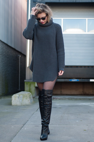 Graues Strick Sweatkleid kombinieren – 17 Damen Outfits: Wahlen Sie ein graues Strick Sweatkleid für einen glamurösen Casual-Look. Fügen Sie schwarzen Overknee Stiefel aus Leder für ein unmittelbares Style-Upgrade zu Ihrem Look hinzu.