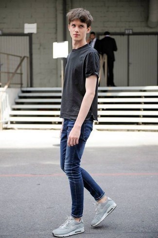 Dunkelblaue Jeans kombinieren – 500+ Lässige Herren Outfits: Kombinieren Sie ein dunkelgraues T-Shirt mit einem Rundhalsausschnitt mit dunkelblauen Jeans für ein großartiges Wochenend-Outfit. Fühlen Sie sich ideenreich? Komplettieren Sie Ihr Outfit mit grauen Sportschuhen.