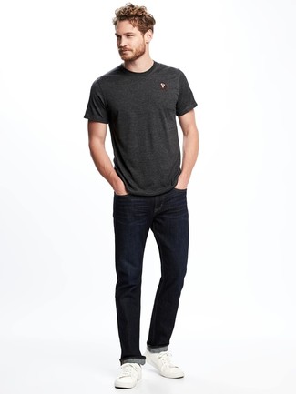 dunkelgraues T-Shirt mit einem Rundhalsausschnitt, dunkelblaue Jeans, weiße Leder niedrige Sneakers für Herren