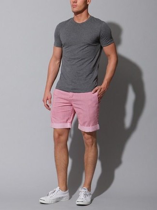 30 Jährige: Leinenschuhe kombinieren – 38 Herren Outfits heiß Wetter: Kombinieren Sie ein dunkelgraues T-Shirt mit einem Rundhalsausschnitt mit rosa Shorts für ein sonntägliches Mittagessen mit Freunden. Fühlen Sie sich ideenreich? Wählen Sie Leinenschuhe.
