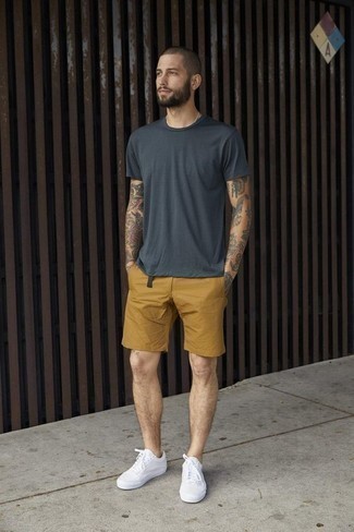 dunkelgraues T-Shirt mit einem Rundhalsausschnitt, senf Shorts, weiße Segeltuch niedrige Sneakers für Herren
