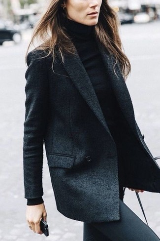 Wie graues Zweireiher-Sakko mit schwarzer enger Jeans zu kombinieren – 8 Damen Outfits: Möchten Sie einen stylischen Freizeit-Look erhalten, ist diese Kombination aus einem grauen Zweireiher-Sakko und schwarzen engen Jeans Ihre Wahl.