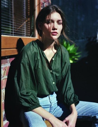 Dunkelgrüne Bluse mit Knöpfen kombinieren – 17 Damen Outfits: Probieren Sie diese Kombination aus einer dunkelgrünen Bluse mit Knöpfen und hellblauen Jeans, um einen glamurösen Alltags-Look zu erhalten.
