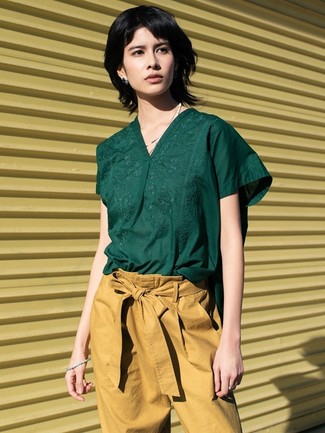 Olivgrüne Bluse kombinieren – 56 Damen Outfits: Tragen Sie eine olivgrüne Bluse zu einer beige Karottenhose, um einen wunderbaren, lässigen Look zu erzeugen.