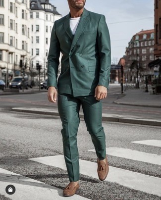 Braune Leder Slipper mit Quasten kombinieren – 500+ Herren Outfits warm Wetter: Erwägen Sie das Tragen von einem dunkelgrünen Anzug und einem weißen T-Shirt mit einem Rundhalsausschnitt für Drinks nach der Arbeit. Vervollständigen Sie Ihr Outfit mit braunen Leder Slippern mit Quasten, um Ihr Modebewusstsein zu zeigen.