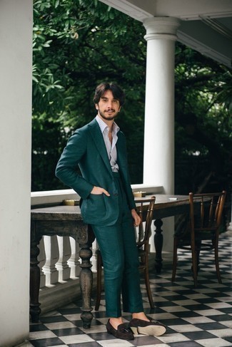Welche Businesshemden mit olivgrünen Anzuges zu tragen – 263 Herren Outfits: Entscheiden Sie sich für einen olivgrünen Anzug und ein Businesshemd für einen stilvollen, eleganten Look. Fühlen Sie sich mutig? Vervollständigen Sie Ihr Outfit mit dunkelbraunen Wildleder Slippern mit Quasten.
