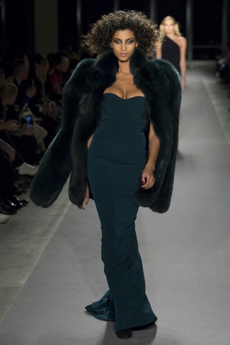 Dunkelgrünen Pelz kombinieren – 9 Damen Outfits: Um eine elegante Silhouette zu schaffen, vereinigen Sie einen dunkelgrünen Pelz mit einem dunkelgrünen Ballkleid.