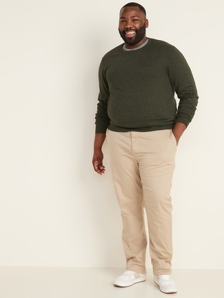 dunkelgrüner Pullover mit einem Rundhalsausschnitt, hellbeige Chinohose, weiße Leder niedrige Sneakers für Herren