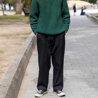 dunkelgrüner Pullover mit einem Rundhalsausschnitt von Lisa Yang