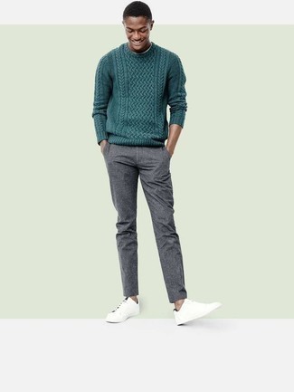 20 Jährige: Weiße niedrige Sneakers kombinieren – 500+ Herren Outfits: Kombinieren Sie einen dunkelgrünen Strickpullover mit einer grauen Wollchinohose für ein bequemes Outfit, das außerdem gut zusammen passt. Wählen Sie die legere Option mit weißen niedrigen Sneakers.