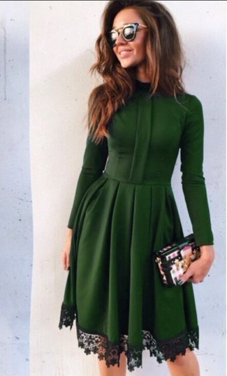 Mehrfarbige Leder Clutch mit geometrischem Muster kombinieren – 2 Damen Outfits heiß Wetter: Ein dunkelgrünes ausgestelltes Kleid aus Spitze und eine mehrfarbige Leder Clutch mit geometrischem Muster sind ganz prima alltagstauglich.