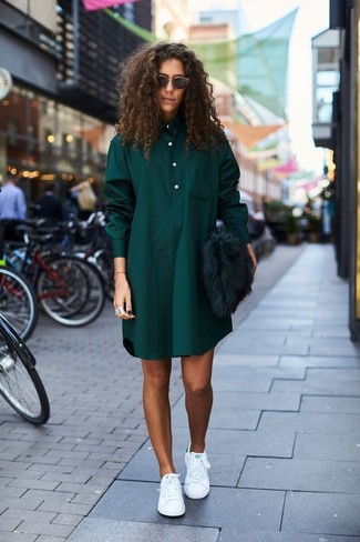 Olivgrünes Businesshemd kombinieren – 46 Damen Outfits: Erwägen Sie das Tragen von einem olivgrünen Businesshemd, um vor mühelose Klasse und Verfeinerung zu strotzen. Wenn Sie nicht durch und durch formal auftreten möchten, komplettieren Sie Ihr Outfit mit weißen Leder niedrigen Sneakers.
