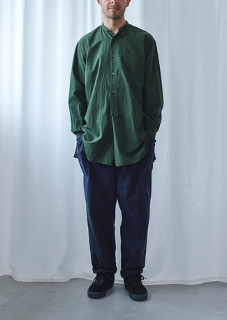 Welche Chinohosen mit dunkelgrünen Langarmhemdes zu tragen – 125 Casual Herren Outfits: Kombinieren Sie ein dunkelgrünes Langarmhemd mit einer Chinohose für ein Alltagsoutfit, das Charakter und Persönlichkeit ausstrahlt. Suchen Sie nach leichtem Schuhwerk? Ergänzen Sie Ihr Outfit mit schwarzen hohen Sneakers aus Wildleder für den Tag.