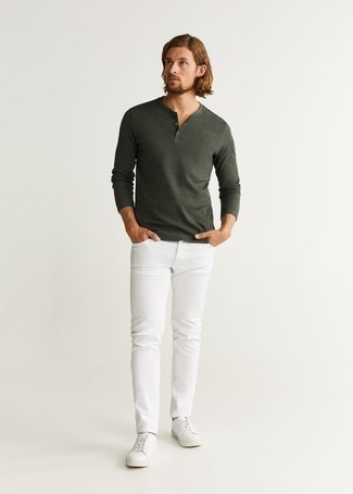 dunkelgrünes Langarmshirt mit einer Knopfleiste, weiße Jeans, weiße Leder niedrige Sneakers für Herren