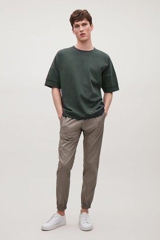 Dunkelgrünes T-Shirt mit einem Rundhalsausschnitt kombinieren – 488 Herren Outfits: Tragen Sie ein dunkelgrünes T-Shirt mit einem Rundhalsausschnitt und eine beige Chinohose für ein großartiges Wochenend-Outfit. Weiße Leder niedrige Sneakers sind eine perfekte Wahl, um dieses Outfit zu vervollständigen.