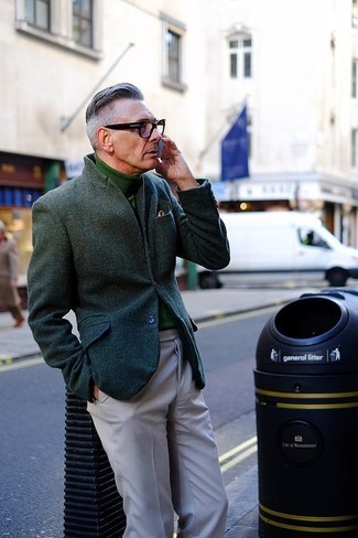 50 Jährige: Olivgrüne Jacke kombinieren – 262 Herren Outfits: Entscheiden Sie sich für eine olivgrüne Jacke und eine graue Chinohose, wenn Sie einen gepflegten und stylischen Look wollen.