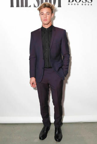 Violetten Anzug kombinieren – 57 Herren Outfits: Entscheiden Sie sich für einen violetten Anzug und ein schwarzes Businesshemd, um vor Klasse und Perfektion zu strotzen. Schwarze Leder Oxford Schuhe sind eine kluge Wahl, um dieses Outfit zu vervollständigen.