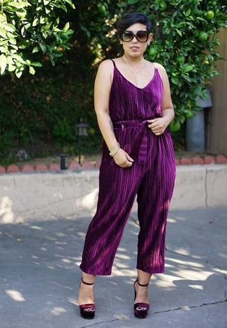 Violette Sandalen kombinieren – 18 Damen Outfits: Erwägen Sie das Tragen von einem dunkellila Jumpsuit, um mühelos alles zu meistern, was auch immer der Tag bringen mag. Wenn Sie nicht durch und durch formal auftreten möchten, entscheiden Sie sich für violetten Sandalen.