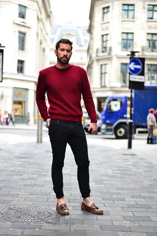 Welche Jeans mit roten Pullovers mit einem Rundhalsausschnitt zu tragen – 88 Herbst Herren Outfits: Tragen Sie einen roten Pullover mit einem Rundhalsausschnitt und Jeans, um mühelos alles zu meistern, was auch immer der Tag bringen mag. Braune Leder Slipper mit Quasten bringen Eleganz zu einem ansonsten schlichten Look. Schon mal so einen coolen Herbst-Outfit gesehen?