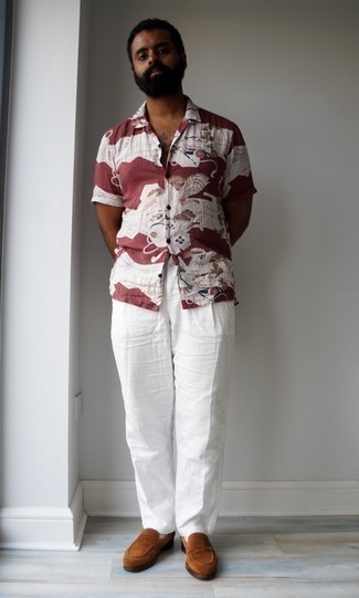 Rotbraune Wildleder Slipper kombinieren – 500+ Herren Outfits: Vereinigen Sie ein dunkelrotes bedrucktes Kurzarmhemd mit einer weißen Leinen Chinohose für ein großartiges Wochenend-Outfit. Fühlen Sie sich ideenreich? Komplettieren Sie Ihr Outfit mit rotbraunen Wildleder Slippern.