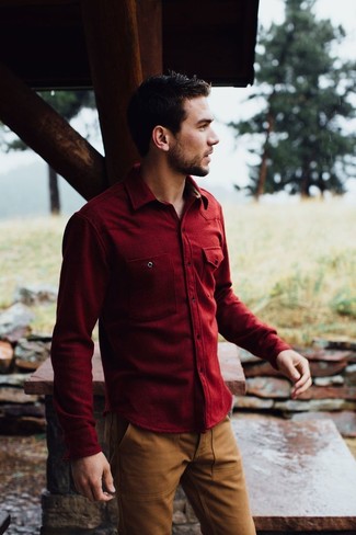 30 Jährige: Rotes Langarmhemd kombinieren – 168 Smart-Casual Herren Outfits: Entscheiden Sie sich für ein rotes Langarmhemd und eine braune Chinohose für ein Alltagsoutfit, das Charakter und Persönlichkeit ausstrahlt.