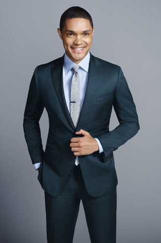 Trevor Noah trägt dunkeltürkiser Anzug, hellblaues Businesshemd, graue Krawatte