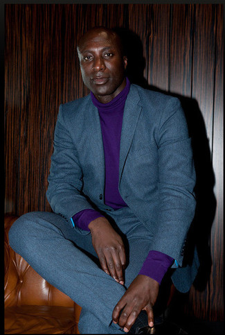 Dermot O'Leary trägt dunkeltürkiser Wollanzug, violetter Rollkragenpullover
