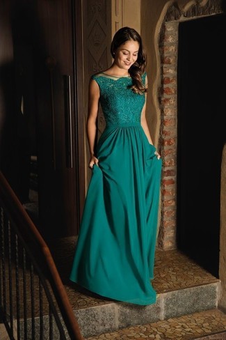 Olivgrünes Ballkleid kombinieren – 14 Damen Outfits: Machen Sie sich mit einem olivgrünen Ballkleid einen verfeinerten, klassischen Stil zu Nutze.