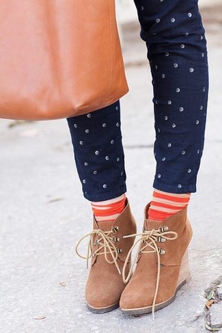 Orange Socken kombinieren – 5 Smart-Casual Damen Outfits: Möchten Sie einen perfekten Alltags-Look schaffen, ist die Kombi aus dunkelblauen gepunkteten engen Jeans und orange Socken Ihre Wahl. Schalten Sie Ihren Kleidungsbestienmodus an und machen beige Keilstiefeletten aus Wildleder zu Ihrer Schuhwerkwahl.
