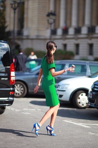 Grünes Etuikleid kombinieren – 15 Damen Outfits: Entscheiden Sie sich für ein grünes Etuikleid, um einen raffinierten, aber nicht zu formalen Look zu erreichen. Blaue Seide Sandaletten sind eine ideale Wahl, um dieses Outfit zu vervollständigen.