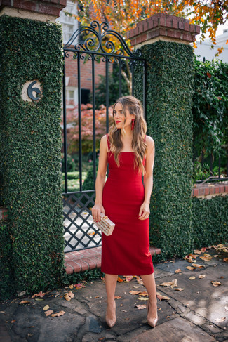 Hellbeige Clutch kombinieren – 401 Damen Outfits: Ein rotes Etuikleid und eine hellbeige Clutch sind absolut lässige Essentials und können mit einer Vielzahl von Stücken gepaart werden, um ein frischen Alltags-Outfit zu erreichen. Hellbeige Leder Pumps sind eine kluge Wahl, um dieses Outfit zu vervollständigen.