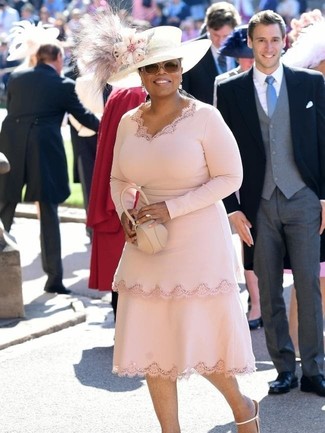 Oprah Winfrey trägt rosa Etuikleid, weiße Leder Sandaletten, hellbeige Leder Clutch, weißer verzierter Hut