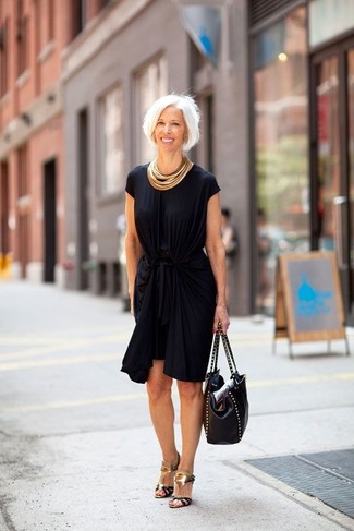 Erwägen Sie das Tragen von einem schwarzen Etuikleid für einen modischen, verfeinerten Casual-Look. Vervollständigen Sie Ihr Look mit schwarzen und goldenen leder sandaletten.
