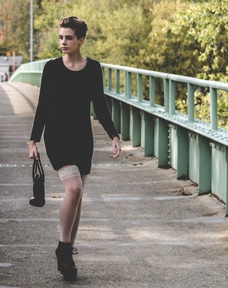 Braune Uhr kombinieren – 76 Damen Outfits: Entscheiden Sie sich für ein schwarzes Etuikleid und eine braune Uhr, um einen lockeren Look zu kreieren. Machen Sie Ihr Outfit mit dunkelbraunen Schnürstiefeletten aus Leder eleganter.