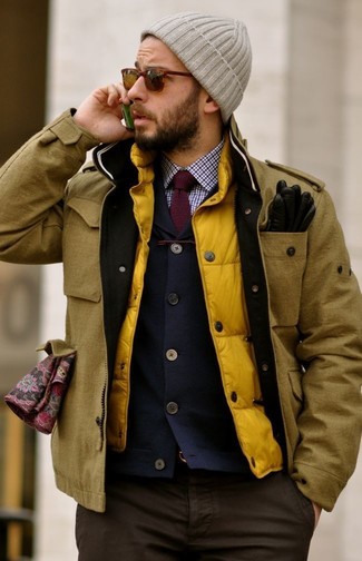 Gelbe ärmellose Jacke kombinieren – 69 Herren Outfits: Vereinigen Sie eine gelbe ärmellose Jacke mit einer dunkelbraunen Chinohose für ein bequemes Outfit, das außerdem gut zusammen passt.