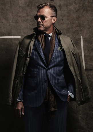 Dunkelgrüne Feldjacke kombinieren – 338 Herren Outfits: Erwägen Sie das Tragen von einer dunkelgrünen Feldjacke und einem dunkelblauen vertikal gestreiften Anzug für Ihren Bürojob.