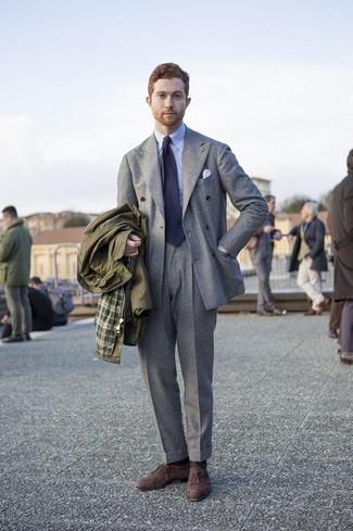 Feldjacke kombinieren – 500+ Herren Outfits: Vereinigen Sie eine Feldjacke mit einem grauen Wollanzug für einen stilvollen, eleganten Look. Fühlen Sie sich ideenreich? Entscheiden Sie sich für braunen Wildleder Oxford Schuhe.
