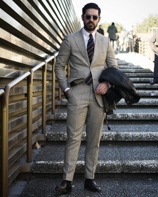 30 Jährige: Rotbraune Krawatte kombinieren – 500+ Herren Outfits: Entscheiden Sie sich für eine schwarze Feldjacke und eine rotbraune Krawatte für einen stilvollen, eleganten Look. Schwarze Leder Slipper mit Quasten sind eine gute Wahl, um dieses Outfit zu vervollständigen.