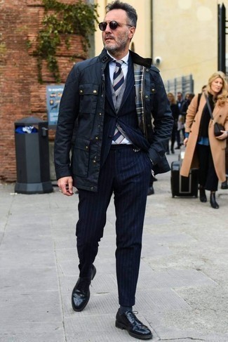 Dunkelblaue horizontal gestreifte Krawatte kombinieren – 448 Elegante Herren Outfits: Entscheiden Sie sich für eine dunkelblaue Feldjacke und eine dunkelblaue horizontal gestreifte Krawatte für einen stilvollen, eleganten Look. Fühlen Sie sich mutig? Wählen Sie schwarzen Leder Derby Schuhe.