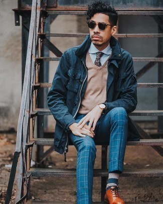 Dunkelbraune Krawatte mit Paisley-Muster kombinieren – 72 Herren Outfits: Erwägen Sie das Tragen von einer dunkelblauen Feldjacke und einer dunkelbraunen Krawatte mit Paisley-Muster für eine klassischen und verfeinerte Silhouette. Entscheiden Sie sich für rotbraunen Leder Oxford Schuhe, um Ihr Modebewusstsein zu zeigen.