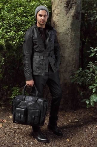 Schwarze Lederfreizeitstiefel kombinieren – 348 Smart-Casual Herren Outfits warm Wetter: Tragen Sie eine schwarze Feldjacke und eine schwarze Anzughose, um vor Klasse und Perfektion zu strotzen. Fühlen Sie sich ideenreich? Wählen Sie eine schwarze Lederfreizeitstiefel.