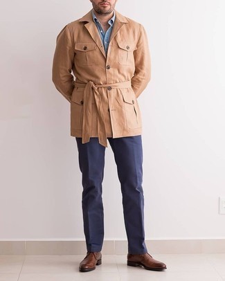 Beige Feldjacke kombinieren – 119 Herren Outfits: Kombinieren Sie eine beige Feldjacke mit einer dunkelblauen Anzughose für eine klassischen und verfeinerte Silhouette. Dunkelbraune Chukka-Stiefel aus Leder liefern einen wunderschönen Kontrast zu dem Rest des Looks.