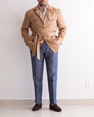 Beige Feldjacke kombinieren – 119 Herren Outfits: Kombinieren Sie eine beige Feldjacke mit einer dunkelblauen Anzughose für eine klassischen und verfeinerte Silhouette. Komplettieren Sie Ihr Outfit mit dunkelbraunen Wildleder Slippern.