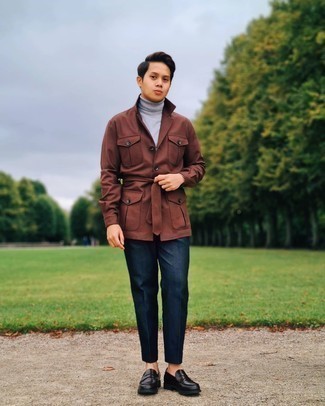 20 Jährige: Slipper kombinieren – 500+ Smart-Casual Herren Outfits: Erwägen Sie das Tragen von einer braunen Feldjacke und einer dunkelblauen Anzughose für eine klassischen und verfeinerte Silhouette. Slipper sind eine perfekte Wahl, um dieses Outfit zu vervollständigen.